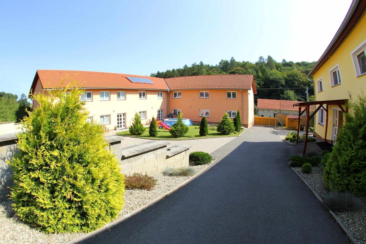 Cerny Kocour Apart Hotel Sarovy Buitenkant foto