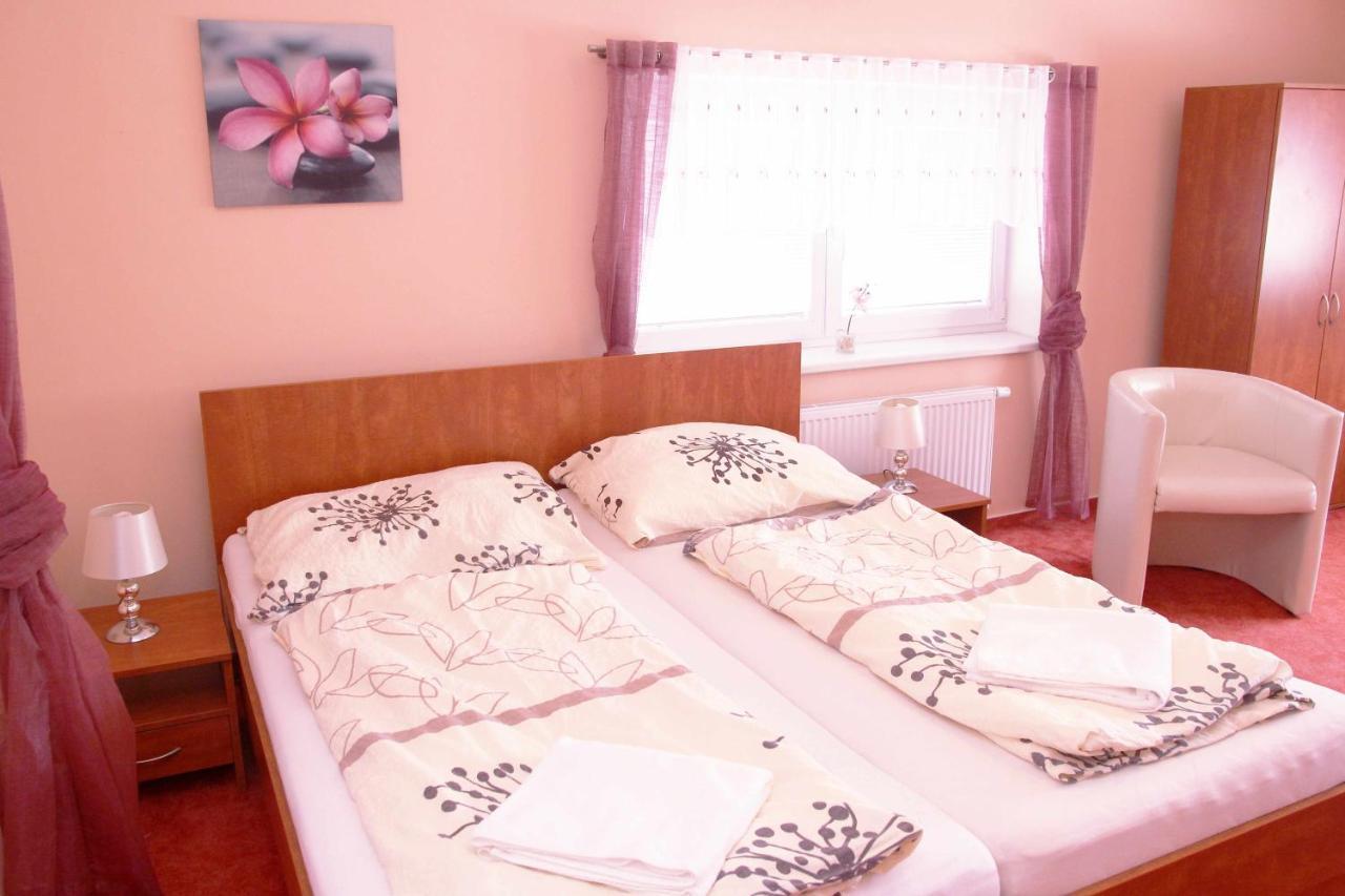 Cerny Kocour Apart Hotel Sarovy Buitenkant foto